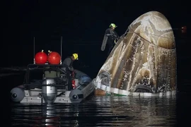 Tàu vũ trụ đưa 4 phi hành gia từ ISS trở về Trái đất