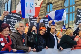 Hàng nghìn người tuần hành ở Paris phản đối viện trợ quân sự cho Ukraine