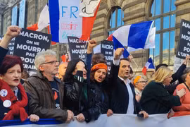 Hàng nghìn người tuần hành ở Paris phản đối viện trợ quân sự cho Ukraine