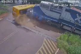 Đoàn tàu lao vào xe buýt chở học sinh ở Brazil