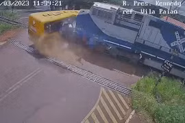 Đoàn tàu lao vào xe buýt chở học sinh ở Brazil