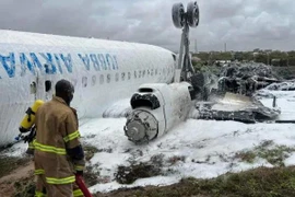 Máy bay chở khách lật ngửa trên đường băng