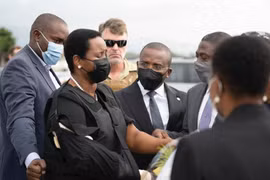 Vợ cố Tổng thống Haiti bị ám sát lên đường tới Mỹ