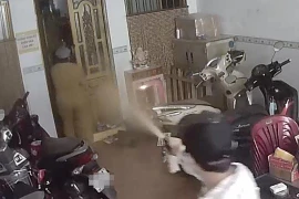 [Tin nhanh sáng 22-12-2020] Người phụ nữ bị kẻ cướp xông vào nhà, xịt hơi cay lúc rạng sáng
