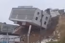 Khoảnh khắc tòa nhà đổ sập xuống đường do lở đất ở Mexico