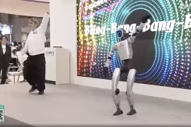 Robot AI hình người thu hút sự chú ý tại triển lãm ở Tokyo