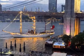 Khoảnh khắc tàu Hải quân Mexico va vào cầu Brooklyn ở New York, Mỹ