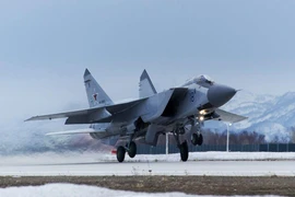 Tiêm kích MiG-31 Nga giám sát máy bay quân sự Mỹ 