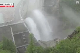 Du khách đổ xô đi xem đập cao nhất Nhật Bản xả nước