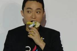 Khoảnh khắc doanh nhân Trung Quốc ăn quả chuối dán tường giá 6,2 triệu USD