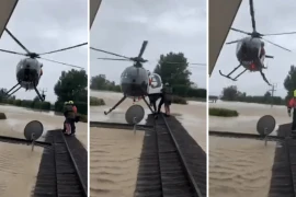 Xem phi công trực thăng mạo hiểm cứu người giữa nước lũ ở New Zealand 