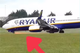 Khoảnh khắc tia lửa bắn ra từ chiếc máy bay Ryanair khi hạ cánh