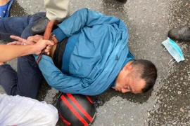 [Tin nhanh sáng 26-5-2021] Kẻ cướp điện thoại bị quật ngã khi chạy ngang chốt kiểm dịch Covid-19