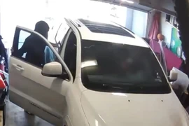 Dùng súng cướp ô tô táo tợn giữa ban ngày ở Mỹ