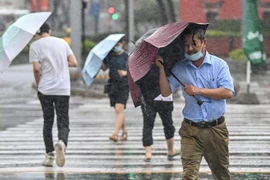 Bão In-Fa đổ bộ Trung Quốc, hàng trăm chuyến bay bị hủy