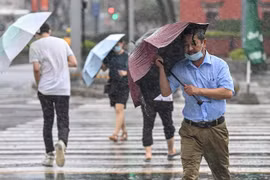 Bão In-Fa đổ bộ Trung Quốc, hàng trăm chuyến bay bị hủy