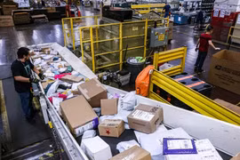 Hồng Kông đình chỉ dịch vụ bưu chính đến Mỹ sau khi bị áp thuế