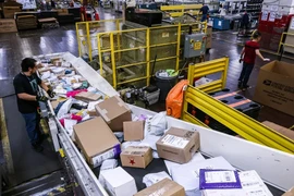 Hồng Kông đình chỉ dịch vụ bưu chính đến Mỹ sau khi bị áp thuế