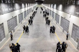 Bên trong 'siêu nhà tù' có thể giam giữ 40.000 tù nhân ở El Salvador
