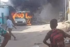 Somalia: Xe buýt chở các cầu thủ bóng đá bị đánh bom, 5 người chết