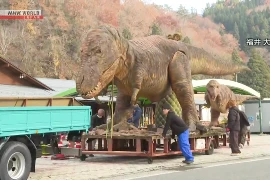Nhật Bản di dời hai bức tượng mẹ con khủng long để tránh tuyết