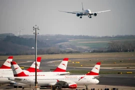 Máy bay quay đầu giữa không trung vì... bồn cầu