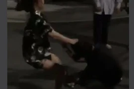 [Tin nhanh tối 29-4-2021] Xác minh, làm rõ nhóm nữ sinh hành hung bạn học giữa phố