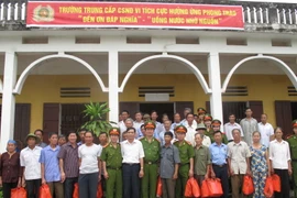 Trường Trung cấp CSND VI trao quà ngày 27-7