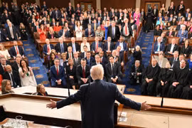 Tổng thống Donald Trump lần đầu phát biểu trước Quốc hội: Nước Mỹ đã trở lại!