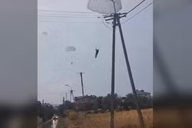 Diễn tập đổ bộ đường không, lính dù Ba Lan rơi trúng… dây điện