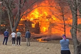 Máy bay rơi xuống khu dân cư ở Mỹ, không hành khách nào sống sót