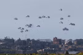 Cả kiện hàng viện trợ lao ‘như tên lửa’ xuống đám đông ở Dải Gaza khiến 5 người thiệt mạng