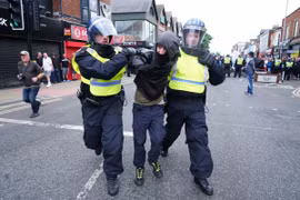 Cận cảnh làn sóng bạo loạn tồi tệ nhất trong 13 năm qua tại Anh