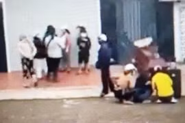 [Tin nhanh sáng 16-2-2022] Mở nhạc đám ma, mang quan tài đến trước nhà chủ hụi để đòi nợ