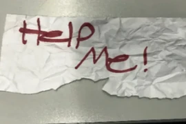 Nhờ mẩu giấy, bé gái 13 tuổi bị bắt cóc được cảnh sát giải cứu 