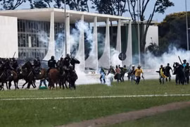 Người ủng hộ cựu Tổng thống Bolsonaro tràn vào Quốc hội Brazil