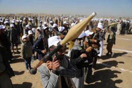 Houthi tuyên bố phóng tên lửa đạn đạo vào tàu chở hàng ở Vịnh Aden