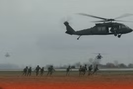 Xem binh sĩ Mỹ và Romania diễn tập tấn công đường không