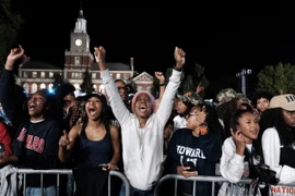 Bà Kamala Harris tăng tốc ngoạn mục, áp sát đối thủ Donald Trump