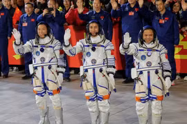 Phi hành gia trẻ nhất Trung Quốc bay vào vũ trụ