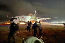 Máy bay lực lượng bảo vệ bờ biển Nhật Bản được lệnh chạy đến trước đường băng