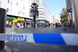 Nhân viên bảo vệ dũng cảm tước dao kẻ đâm bé gái tại quảng trường ở Thủ đô London