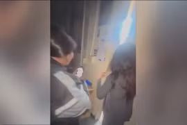 Vừa mở cửa, cô giáo bị cơn lốc xoáy cực mạnh hút ra khỏi lớp học