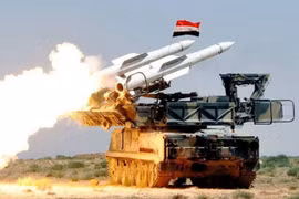 Israel tấn công tên lửa, phòng không Syria lập tức khai hỏa đánh chặn