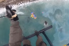 Ngoạn mục cảnh trực thăng giải cứu người phụ nữ rơi xuống Thái Bình Dương