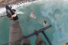 Ngoạn mục cảnh trực thăng giải cứu người phụ nữ rơi xuống Thái Bình Dương