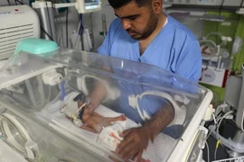 Trẻ sơ sinh tử vong sau khi được cứu từ thi thể sản phụ ở Dải Gaza