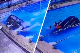 Khoảnh khắc ô tô mất lái lao xuống bể bơi