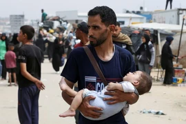 Cảnh người dân tuyệt vọng tìm đường tháo chạy khỏi Rafah