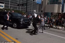 Bắt giữ người đàn ông chặn đoàn xe của cựu Tổng thống Mỹ Donald Trump